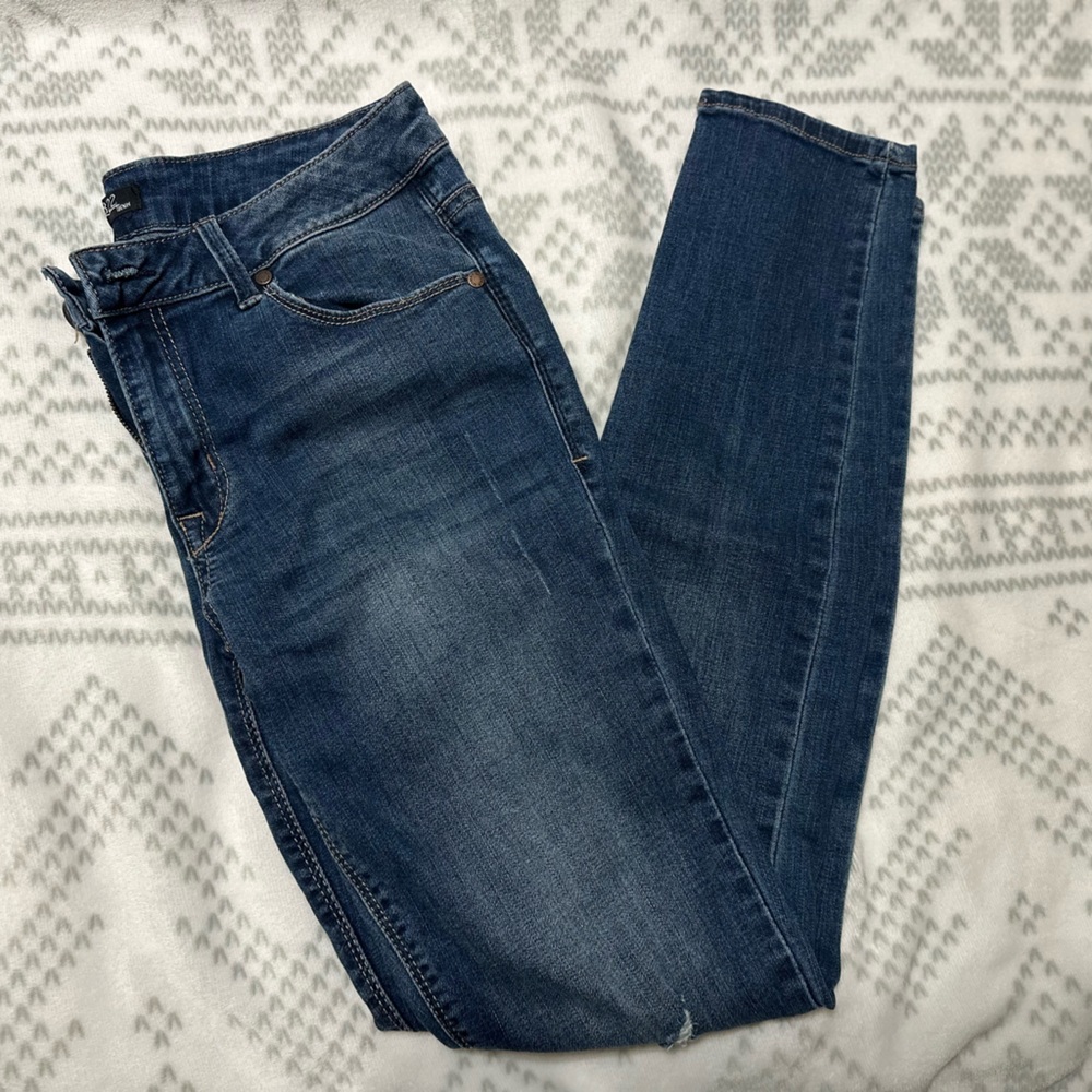 Skinny jeans with distress marks